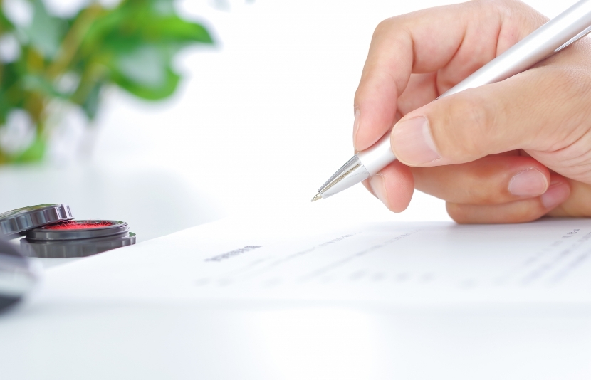 書類に記入する姿
